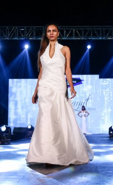 Aralık 2020 'de Yeni Delhi, Hindistan' daki moda fuarında bir model modacı etnik bahar koleksiyonu giyerek podyumda yürüyor.