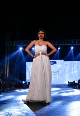 Aralık 2020 'de Yeni Delhi, Hindistan' daki moda fuarında bir model modacı etnik bahar koleksiyonu giyerek podyumda yürüyor.