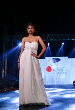 Aralık 2020 'de Yeni Delhi, Hindistan' daki moda fuarında bir model modacı etnik bahar koleksiyonu giyerek podyumda yürüyor.