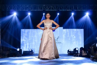 Aralık 2020 'de Yeni Delhi, Hindistan' daki moda fuarında bir model modacı etnik bahar koleksiyonu giyerek podyumda yürüyor.