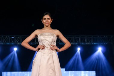 Aralık 2020 'de Yeni Delhi, Hindistan' daki moda fuarında bir model modacı etnik bahar koleksiyonu giyerek podyumda yürüyor.