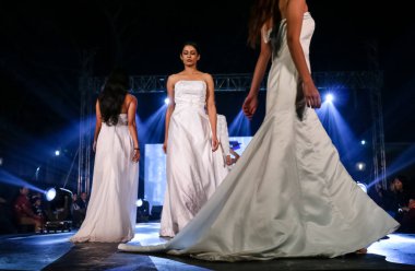 Aralık 2020 'de Yeni Delhi, Hindistan' daki moda fuarında bir model modacı etnik bahar koleksiyonu giyerek podyumda yürüyor.