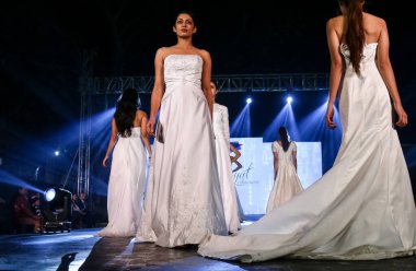 Aralık 2020 'de Yeni Delhi, Hindistan' daki moda fuarında bir model modacı etnik bahar koleksiyonu giyerek podyumda yürüyor.