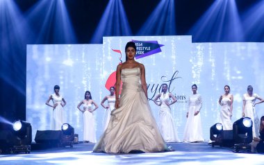 Aralık 2020 'de Yeni Delhi, Hindistan' daki moda fuarında bir model modacı etnik bahar koleksiyonu giyerek podyumda yürüyor.