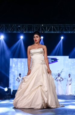 Aralık 2020 'de Yeni Delhi, Hindistan' daki moda fuarında bir model modacı etnik bahar koleksiyonu giyerek podyumda yürüyor.
