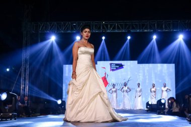 Aralık 2020 'de Yeni Delhi, Hindistan' daki moda fuarında bir model modacı etnik bahar koleksiyonu giyerek podyumda yürüyor.