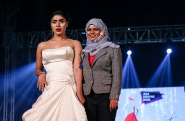 Aralık 2020 'de Yeni Delhi, Hindistan' daki moda fuarında bir model modacı etnik bahar koleksiyonu giyerek podyumda yürüyor.