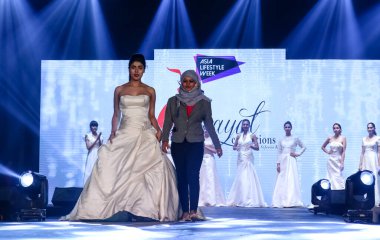 Aralık 2020 'de Yeni Delhi, Hindistan' daki moda fuarında bir model modacı etnik bahar koleksiyonu giyerek podyumda yürüyor.