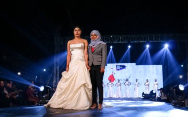 Aralık 2020 'de Yeni Delhi, Hindistan' daki moda fuarında bir model modacı etnik bahar koleksiyonu giyerek podyumda yürüyor.