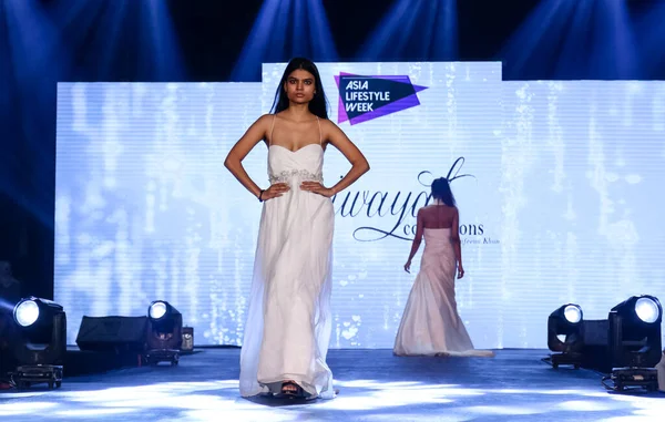 Aralık 2020 'de Yeni Delhi, Hindistan' daki moda fuarında bir model modacı etnik bahar koleksiyonu giyerek podyumda yürüyor.