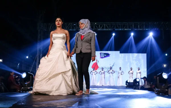 Aralık 2020 'de Yeni Delhi, Hindistan' daki moda fuarında bir model modacı etnik bahar koleksiyonu giyerek podyumda yürüyor.