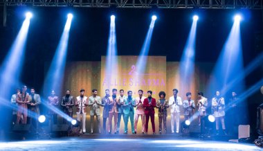 Aralık 2020 'de Yeni Delhi, Hindistan' daki moda fuarında bir model modacı etnik bahar koleksiyonu giyerek podyumda yürüyor.