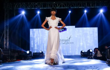 Aralık 2020 'de Yeni Delhi, Hindistan' daki moda fuarında bir model modacı etnik bahar koleksiyonu giyerek podyumda yürüyor.