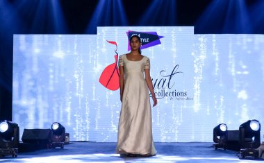 Aralık 2020 'de Yeni Delhi, Hindistan' daki moda fuarında bir model modacı etnik bahar koleksiyonu giyerek podyumda yürüyor.