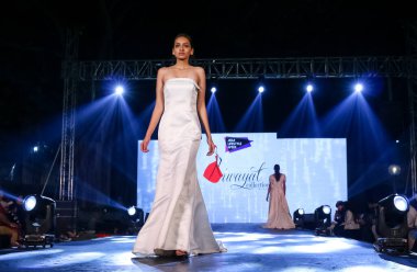 Aralık 2020 'de Yeni Delhi, Hindistan' daki moda fuarında bir model modacı etnik bahar koleksiyonu giyerek podyumda yürüyor.