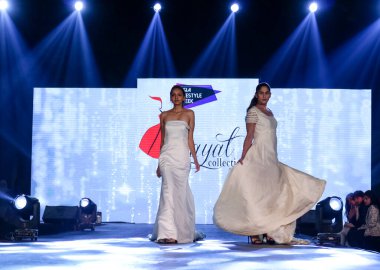 Aralık 2020 'de Yeni Delhi, Hindistan' daki moda fuarında bir model modacı etnik bahar koleksiyonu giyerek podyumda yürüyor.
