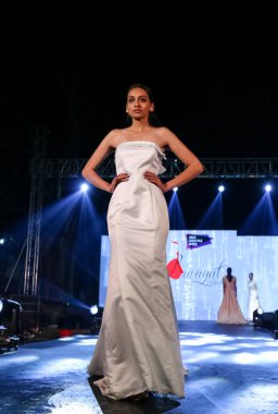 Aralık 2020 'de Yeni Delhi, Hindistan' daki moda fuarında bir model modacı etnik bahar koleksiyonu giyerek podyumda yürüyor.