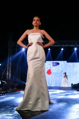 Aralık 2020 'de Yeni Delhi, Hindistan' daki moda fuarında bir model modacı etnik bahar koleksiyonu giyerek podyumda yürüyor.