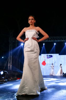 Aralık 2020 'de Yeni Delhi, Hindistan' daki moda fuarında bir model modacı etnik bahar koleksiyonu giyerek podyumda yürüyor.