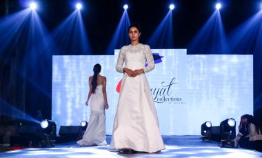 Aralık 2020 'de Yeni Delhi, Hindistan' daki moda fuarında bir model modacı etnik bahar koleksiyonu giyerek podyumda yürüyor.