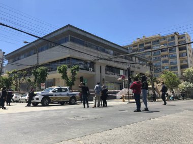 Şili, Vina del Mar 'da halk ve acil durum araçları bulunan belediye binası