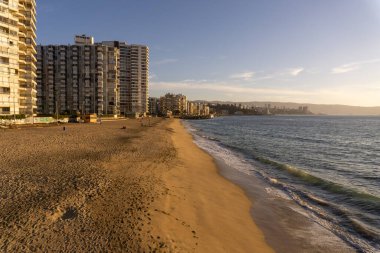 Günbatımında Acapulco plajı Mavi gökyüzü ve okyanusla