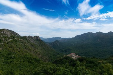 Gradani. Gradani 'den Üsküp' e giden eski yolun manzarası. Karadağ