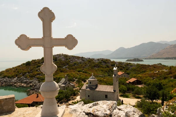Dağdan karşıya geç. Kadın manastırı Beska. Skadar Gölü. Murichi.