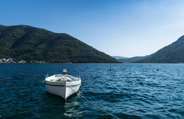 Perast. Kotor Körfezi 'nde tekne. Karadağ.