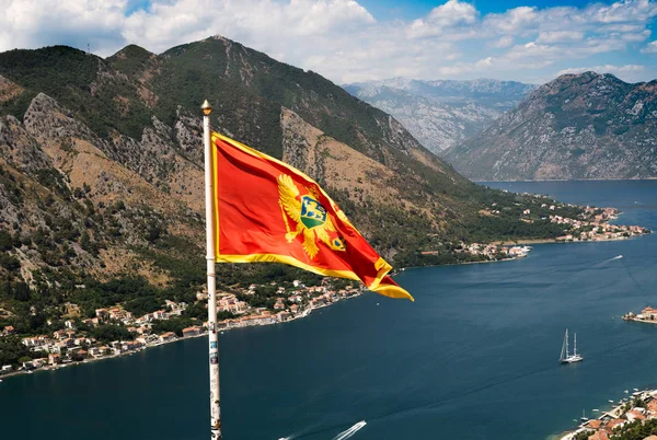 Kotor. Karadağ bayrağının arka planında Kotor Körfezi.