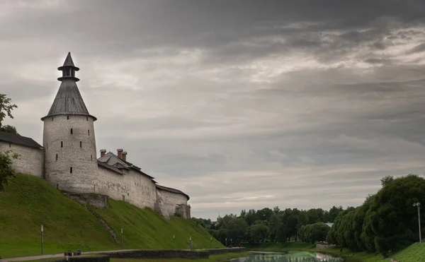 Pskov. Pskov Kremlin. Orta kule. Pskov krom. Pskova Nehri