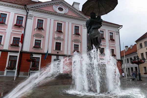 Tartu. Belediye binası. Öpüşen öğrencilerin anıtı. Çeşme. Es