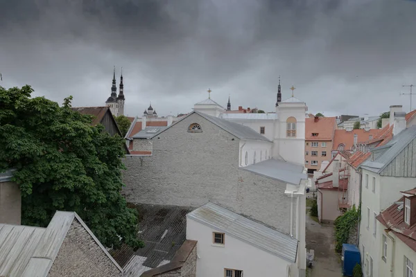 Tallinn. Eski kasaba. Şehir çatıları. Kale duvarından bak. Esto