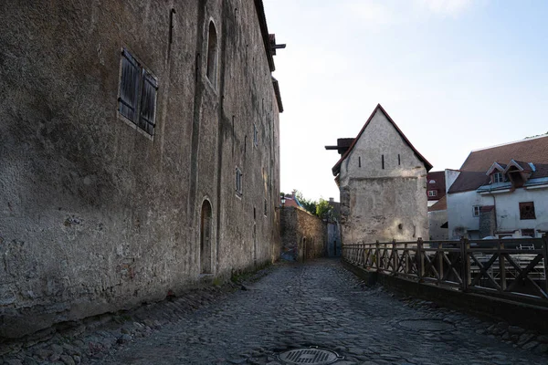 Tallinn 'in dar sokakları. Estonya.