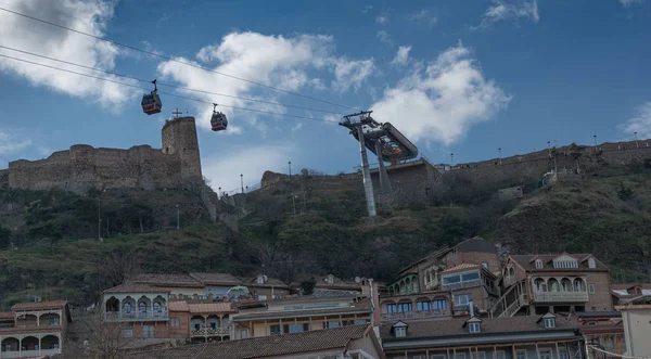 Tiflis 'teki şehir kablosu Narikala kalesinin arka planına karşı. Narikala, Rike Parkı. Georgia