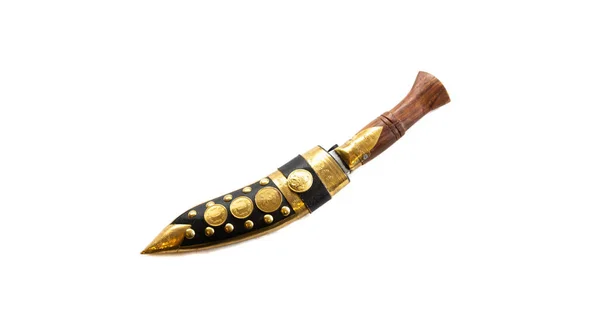 Beyaz arka planda deri kılıçla yapılmış eski bir Kızılderili el yapımı bıçak. İşleme, deri, metal, ahşap.