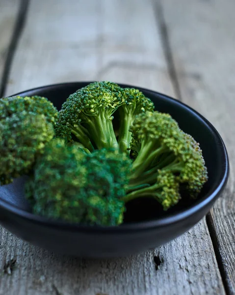 Fresh Green Broccoli Black Bowl Wooden Background Prop Daylight Closeup — Stock Photo, Image