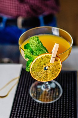  Köpüklü şaraba dayalı kokteyl.