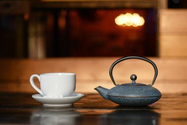 Kafede çay fincanı ve çaydanlık