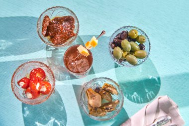 Peynirle doldurulmuş biber, mantar, kurutulmuş domates, zeytin.