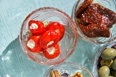 Peynirle doldurulmuş biber, mantar, kurutulmuş domates, zeytin.