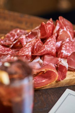 Jamon, dilimlenmiş salam. 