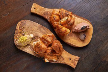 Kaz ciğeri ezmesi, kruvasan