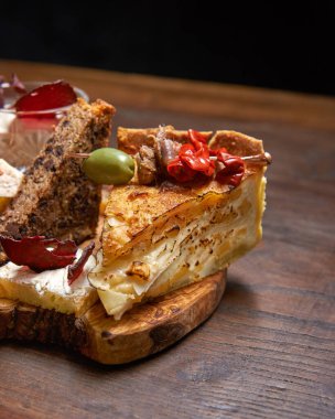 Antipasti. Peynirli turta, zeytin, acı biber turşusu.