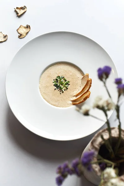 Soupe Crème Champignons Dans Une Assiette Blanche — Photo