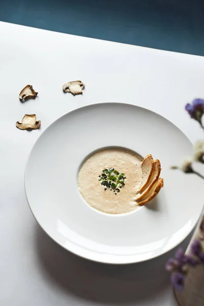 Soupe Crème Champignons Dans Une Assiette Blanche — Photo