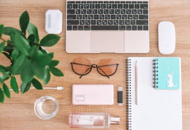 Ofis eşyaları masanın üstünde. 