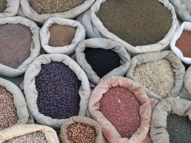 Doğu pazarında satılık tohumlar ve fıstıklar 