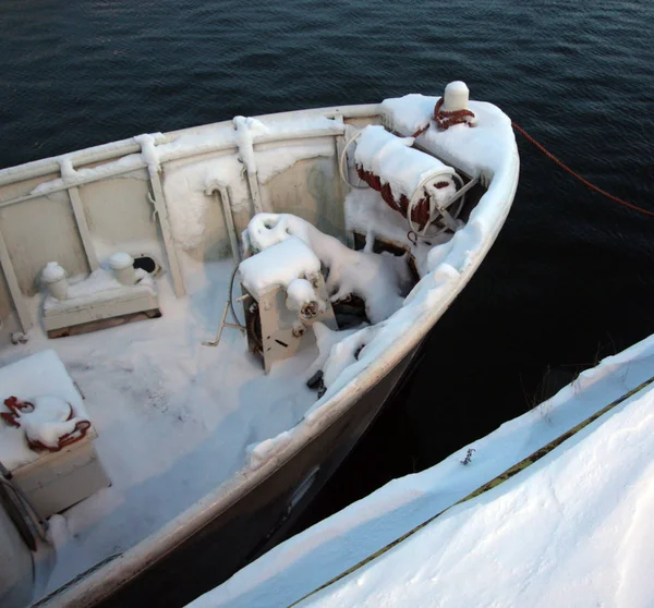 Швартованная Лодка Зимний День — стоковое фото