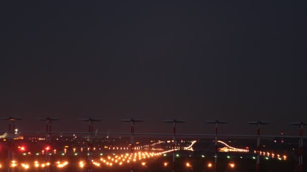 Akşam Havaalanındaki Hava Trafiğinin Zamanlaması — Stok video